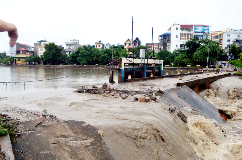 Một phần mặt đập tràn sông Sinh được phá để tăng cường tiêu thoát nước lũ.