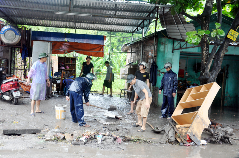CBCS Trung đoàn 213 và nhân dân khu 5, phường Hà Trung dọn dẹp nhà cửa sau cơ mưa to sáng ngày 3-8.