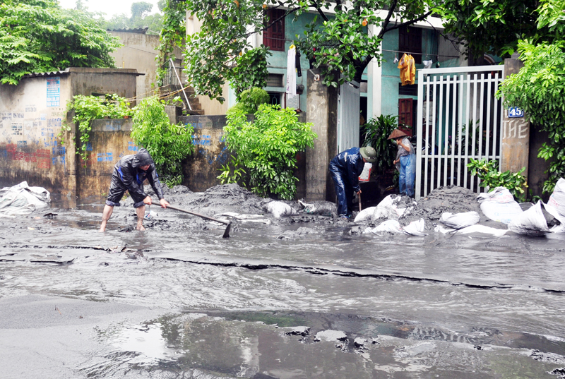 Người dân phường Hà Khánh nạo vét bùn, đất khắc phục hậu quả trận mưa lũ lớn sáng 3-8.