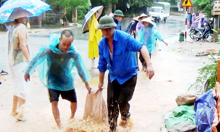 Nhân dân khu 5, TT Trới, Hoành Bồ tích cực tham gia khắc phục hậu quả mưa lũ.