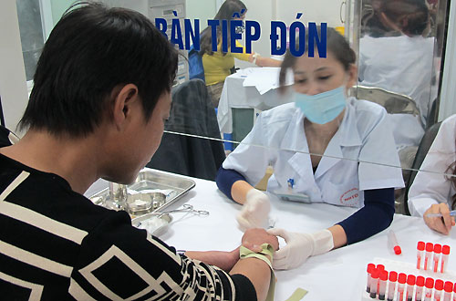 Bệnh nhân xét nghiệm máu sàng lọc virus viêm gan. Ảnh: N.Phương.