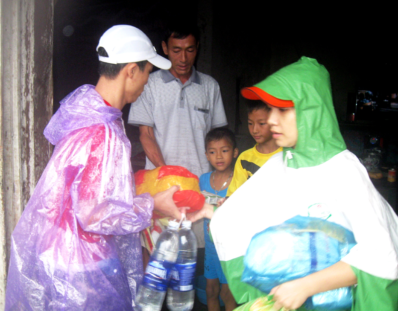 Đoàn trao quà cứu trợ cho một hộ dân thôn Đồng Danh (xã Bản Sen) bị ảnh hưởng nặng bởi mưa lũ.