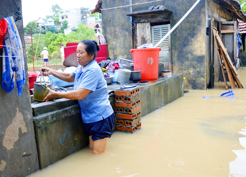 Bà Phạm Thị Thắm (tổ 51, khu 5, phường Cao Thắng, TP Hạ Long) phải dùng nước mưa thay thế nước bể bị ô nhiễm do nước bẩn tràn vào. (ảnh chụp lúc 18h ngày 3-8)