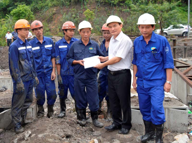 Đồng chí Trần Danh Chức, Chủ tịch LĐLĐ tỉnh trao 40 xuất quà hỗ trợ cho CNLĐ Công ty Than Hòn Gai bị thiệt hại do mưa lũ