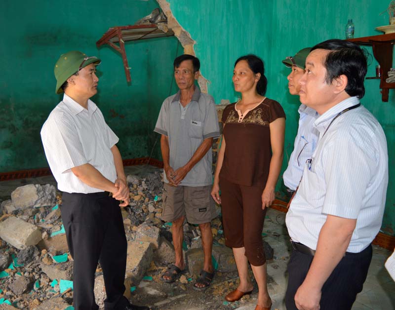 Đồng chí Trần Danh Chức, Chủ tịch LĐLĐ tỉnh trao xuất quà hỗ trợ cho gia đình Nguyễn Thị Hiệp, công nhân của Công ty Than Núi Béo bị đổ nhà ơ ảnh hưởng của mưa lũ  