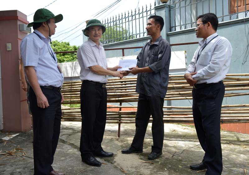 Lãnh đạo LĐLĐ tỉnh và Công đoàn Công ty Than Núi Béo đã trao hỗ trợ cho anh Lê Bá Mạnh Công nhân của Công ty bị sập nhà do mưa lũ gây ra.