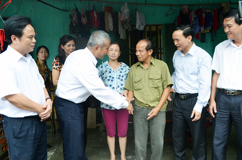 Đồng chí Đặng Ngọc Tùng, Chủ tịch Tổng LĐLĐ Việt Nam thăm gia đình chị Phạm Thị Đảm, công nhân Công ty Than Khe Chàm - một trong những gia đình công nhân bị thiệt hại nặng nề trong đợt mưa lụt vừa qua.