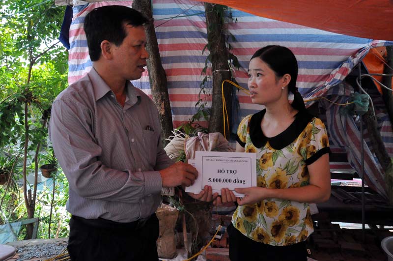 Lãnh đạo Sở GT-VT trao tiền ủng hộ cho chị Phạm Thị Chang (nhân viên Thanh tra Sở GT-VT), nhà bị sạt lở ở Tổ 3 Khu4 phường Yết Kiêu, TP Hạ Long 