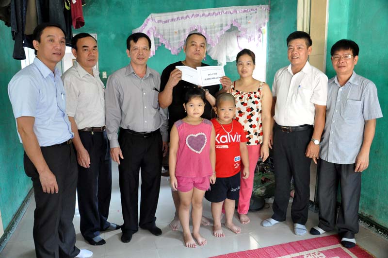Lãnh đạo Sở GT-VT trao tiền ủng hộ cho gia đình anh Đinh Văn Trung, lái xe Công ty CP xe Khách Quảng Ninh, nhà bị ngập lụt nặng ở tổ 6 Khu 5 phường Quang Hanh, TP Cẩm Phả