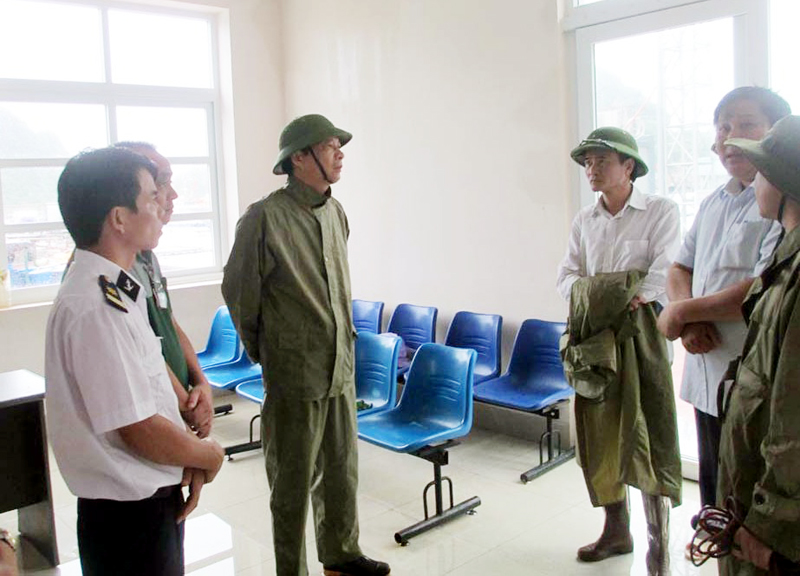 Đồng chí Nguyễn Văn Đọc, Bí thư Tỉnh ủy, Chủ tịch HĐNĐ tỉnh, trực tiếp ra tận bến cảng Cái Rồng để chỉ đạo việc đưa đón khách từ Cô Tô vào đất liền.