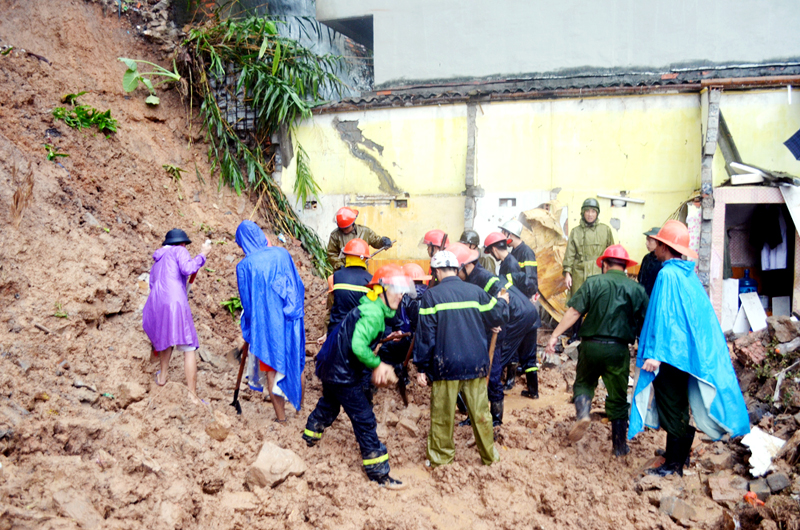 Các lực lượng chức năng cùng người dân tổ 2, khu 5, phường Bãi Cháy tìm kiếm nạn nhân bị vùi lấp do sập đổ nhà.
