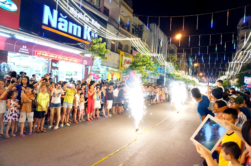 Phố đi bộ phường Trần Phú mới đưa vào hoạt động phục vụ khách du lịch. Trong ảnh: Biểu diễn pháo điện phục vụ người dân địa phương và du khách ở phố đi bộ. Ảnh: Phạm Long (VKS ND TP Móng Cái)