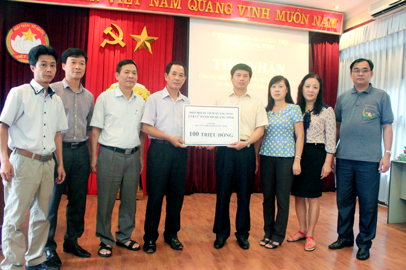 CLB Lữ hành 849 Quảng Ninh, Hiệp hội Du lịch Quảng Ninh, trao  100 triệu đồng ủng hộ nhân dân bị thiệt hại do mưa lớn vừa qua gây ra.