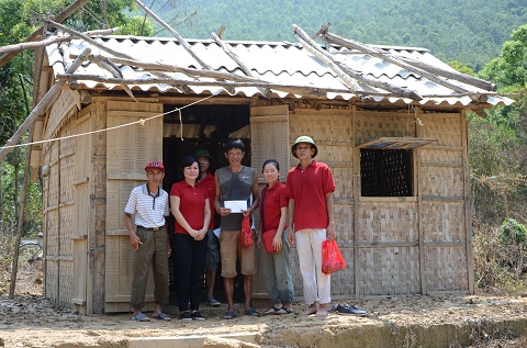 CLB tình nguyện Đồng Tâm trao tiền hỗ trợ cho người dân Bản Sen