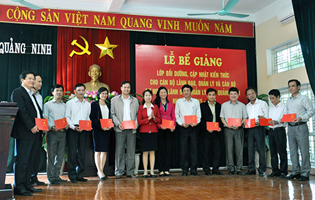 Học viên lớp bồi dưỡng cập nhật kiến thức cho cán bộ lãnh đạo quản lý và cán bộ dự nguồn lãnh đạo, quản lý tỉnh Quảng Ninh nhận bằng chứng nhận hoàn thành khoá học. 