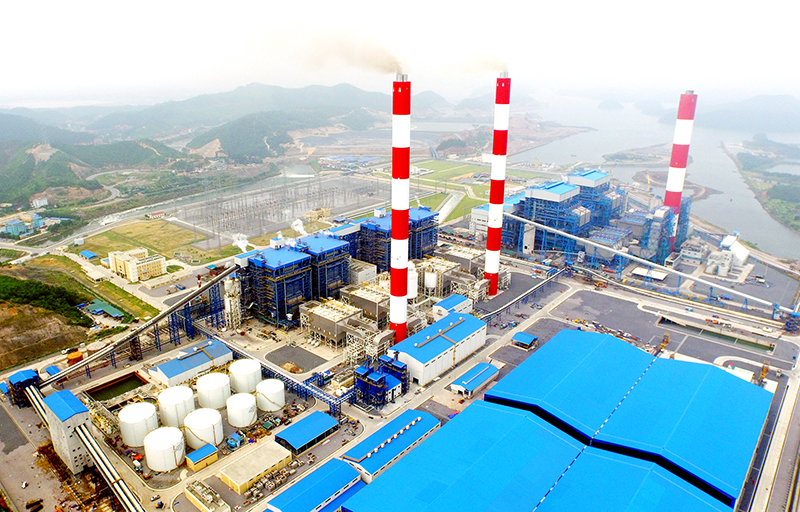 Trong quy hoạch phát triển kinh tế - xã hội, Cẩm Phả đặt mục tiêu trở thành thành phố công nghiệp - cảng biển - dịch vụ văn minh, hiện đại vào năm 2020. Do vậy, nhiệm kỳ vừa qua, thành phố đã không ngừng cải cách hành chính, xúc tiến đầu tư. Nhiều công trình có số vốn hàng nghìn tỷ đồng đã được đầu tư, trong đó có Nhà máy Nhiệt điện Mông Dương II sử dụng 100% vốn nước ngoài, là dự án nhà máy nhiệt điện BOT đầu tiên và lớn nhất tại Việt Nam hiện nay (ảnh 4).