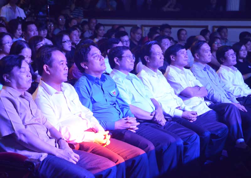 Các đồng chí đại biểu Trung ương và tỉnh Quảng Ninh đến dự đêm nhạc.