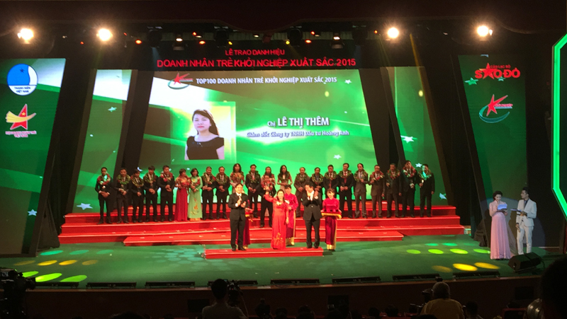 Bà Lê Thị Thêm, Giám đốc Công ty CP Đầu tư Hoàng Anh được danh hiệu Doanh nhân trẻ khởi nghiệp xuất sắc 2015