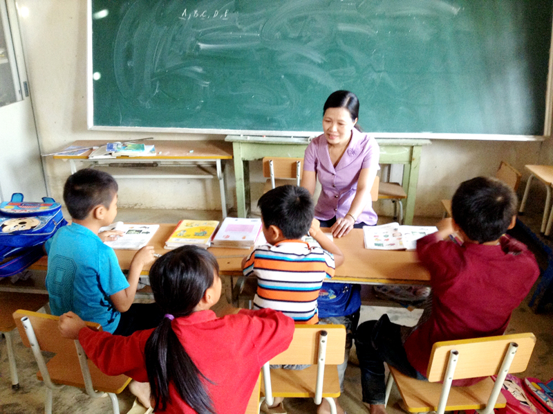 Đồng chí Đỗ Thị Lan, Bí thư Huyện uỷ Ba Chẽ thăm các cháu học sinh vùng dân tộc thiểu số của huyện.
