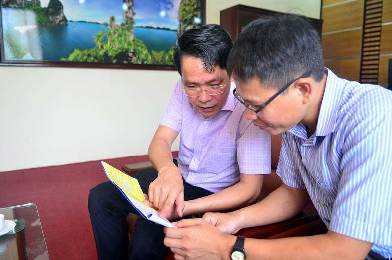 Ông Nguyễn Ngọc Lân, Giám đốc Bảo hiểm Bảo Long trao đổi với phóng viên về điều khoản bổ sung bảo hiểm thủy kích cho xe ô tô.