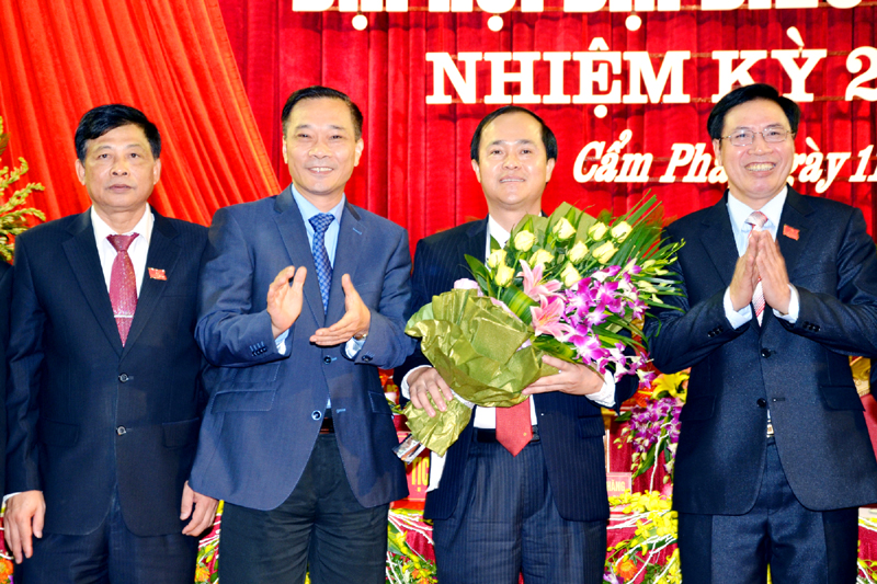 Đồng chí Trần Văn Hùng được bầu giữ chức vụ Bí thư Thành ủy Cẩm Phả nhiệm kỳ 2015-2020