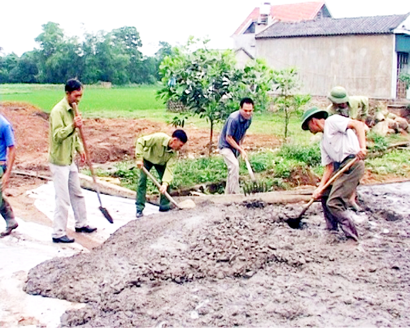 Hội CCB huyện Hải Hà tham gia làm đường xây dựng NTM, góp phần tạo ra những tuyến đường nông thôn sạch đẹp, đảm bảo ANTT. Ảnh: Thái Hà (CTV)