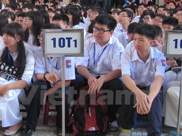 Không ít học sinh mệt mỏi với lễ khai giảng ’nhiêu khê’. (Ảnh: PM/Vietnam+)