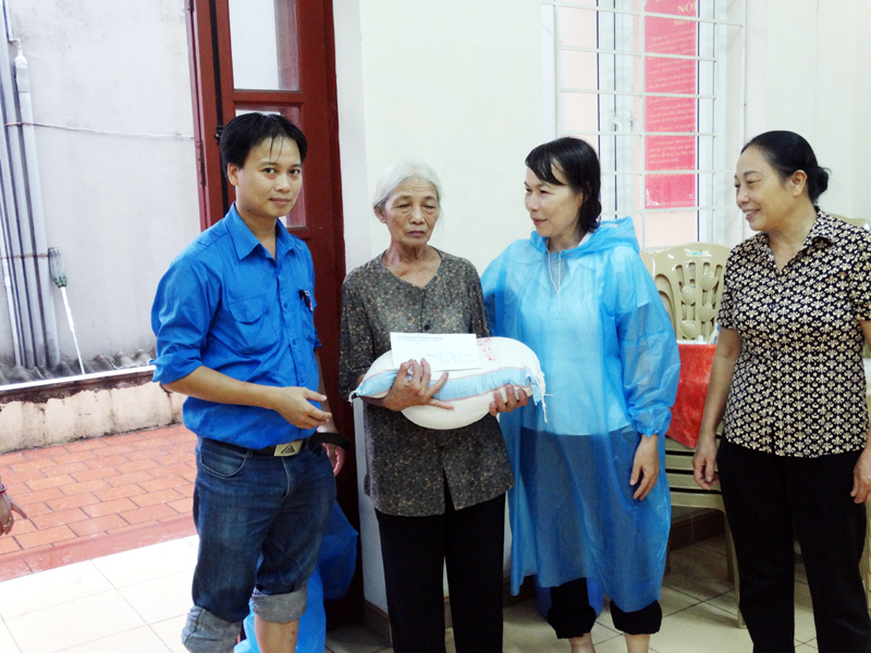 Bằng tinh thần tương thân, tương ái, CBCC, TAND TP Cẩm Phả đã tổ chức quyên góp, ủng hộ nhân dân trên địa bàn khắc phục hậu quả trong đợt mưa lụt vừa qua.