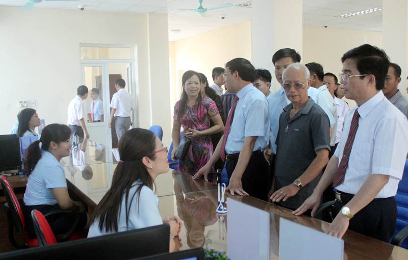 Cán bộ, người dân TP Móng Cái tham quan Trung tâm Phục vụ hành chính công thành phố. Ảnh: Vi Thu (CTV)