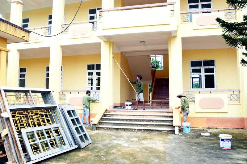 Để chuẩn bị cho năm học mới, Trường THCS Đông Ngũ sơn mới, thay toàn bộ hệ thống cửa tại khu nhà hai tầng của trường.