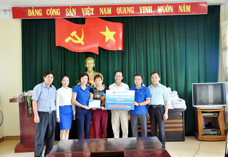 Đại diện Ngân hàng TMCP Sài Gòn, lãnh đạo Sở GD-ĐT và Ngân hàng Nhà nước trao tặng 100 triệu đồng cho Trường THPT Hải Đông (xã Hải Đông, Tiên Yên).