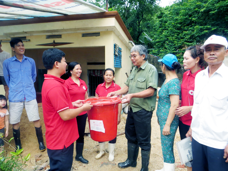 Hội Chữ thập đỏ TP Hạ Long tặng quà cho các hộ gia đình bị thiệt hại sau mưa lụt ở phường Cao Thắng (TP Hạ Long).