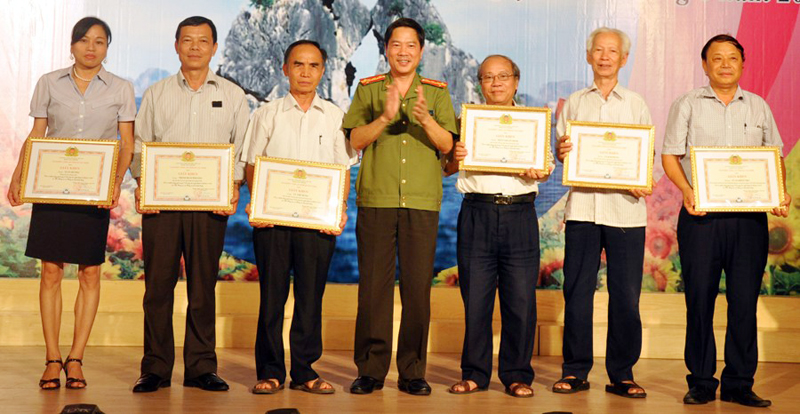 Đại tá Đỗ Văn Lực, Giám đốc Công an tỉnh tặng giấy khen của Công an tỉnh cho các cá nhân.