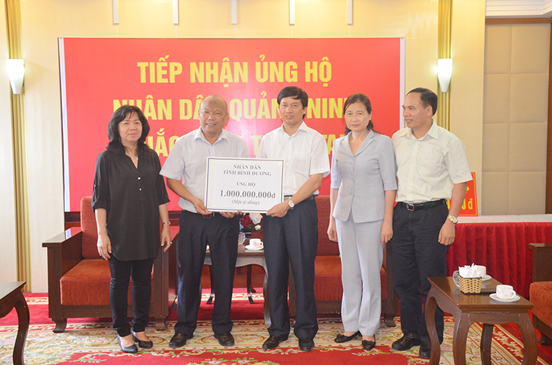 Đoàn công tác của tỉnh Bình Dương đã đến thăm hỏi và trao số tiền 1 tỷ đồng hỗ trợ nhân dân Quảng Ninh khắc phục hậu quả mưa lụt.