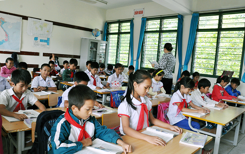 Đến nay 11/11 xã trên địa bàn huyện Vân Đồn đạt tiêu chí về giáo dục. Ảnh: Các lớp học đều được đầu tư các thiết bị cần thiết phục vụ nhu cầu dạy và học tại Trường THCS Đông Xá.