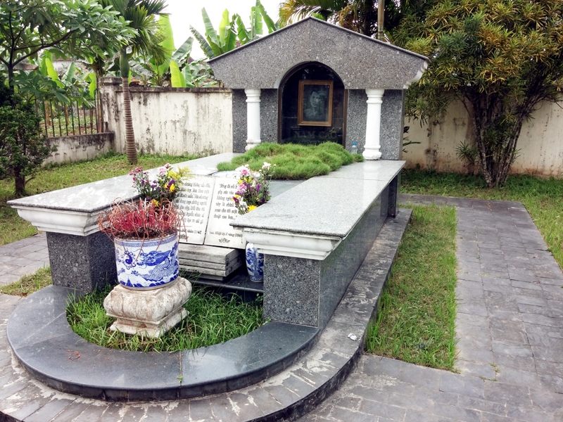 Mộ nhà văn Nam Cao nằm trong khu tưởng niệm ông ở ngay đầu làng - nơi ông sinh ra, yên nghỉ và làm cho nó rạng danh.