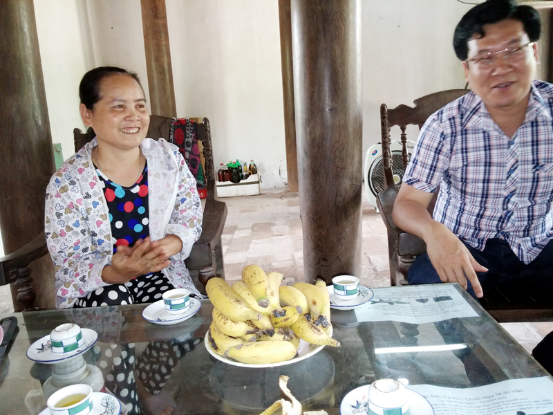 Bà Trần Thị Mai, người trông coi nhà Bá Kiến sẵn sàng kể cho khách nghe các giai thoại về Thị Nở.
