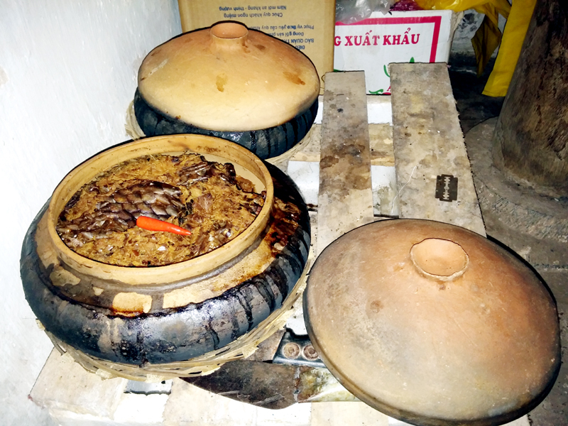 Cùng với chuối ngự, làng Đại Hoàng còn nổi tiếng với đặc sản cá kho được xuất đi nhiều vùng miền cả nước.