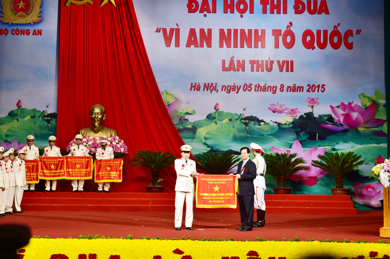 Thủ tướng Nguyễn Tấn Dũng trao danh hiệu Anh hùng LLVTND cho CBCS Phòng PC47, Công an tỉnh Quảng Ninh tại Đại hội Thi đua “Vì an ninh Tổ quốc” lần thứ VII, diễn ra ở Hà Nội ngày 5-8-2015.