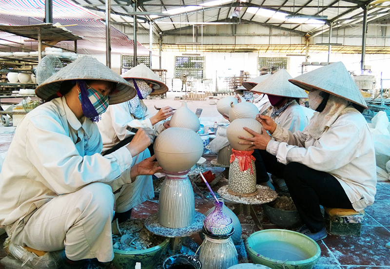 Sản xuất gốm tại chi nhánh Công ty TNHH Quang Vinh.