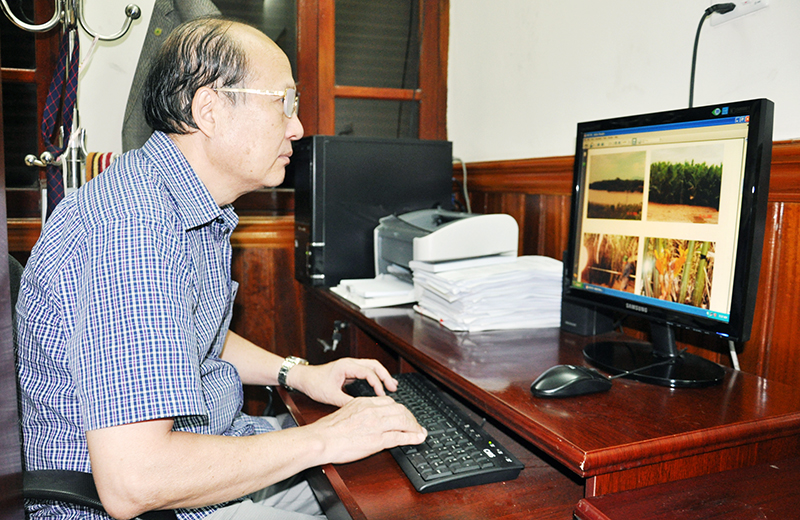 Tiến sĩ Hoàng Công Đãng đang kiểm tra các thông số về quá trình phát triển rừng dừa nước tại xã Sông Khoai (TX Quảng Yên).