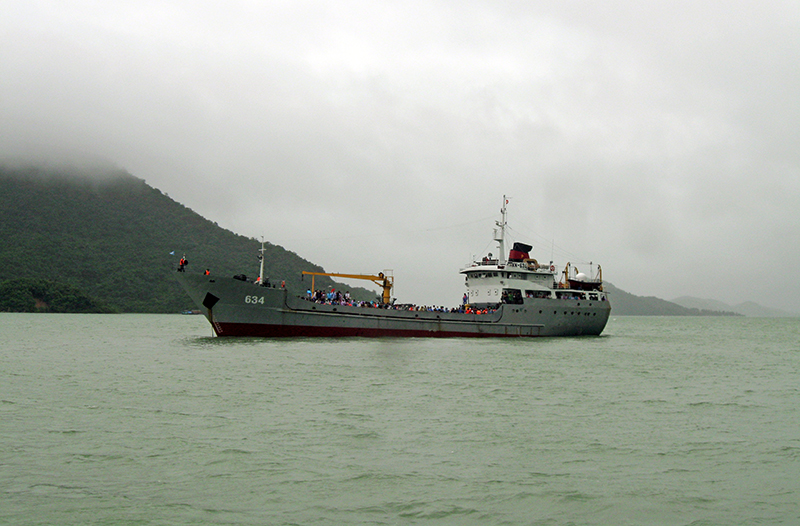 Tàu HQ-634 đang chở du khách từ đảo Cô Tô về Cửa Đối (huyện Vân Đồn).