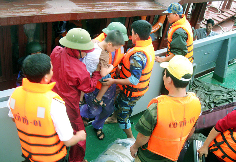 Các chiến sĩ tàu HQ-634 giúp đỡ từng du khách lên tàu an toàn.