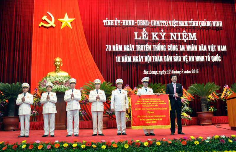 Đồng chí Nguyễn Văn Đọc, Bí thư Tỉnh ủy, Chủ tịch HĐND trao tặng bức Trướng của Tỉnh uỷ, HĐND, UBND, UB MTTQ tỉnh cho CBCS Công an tỉnh.