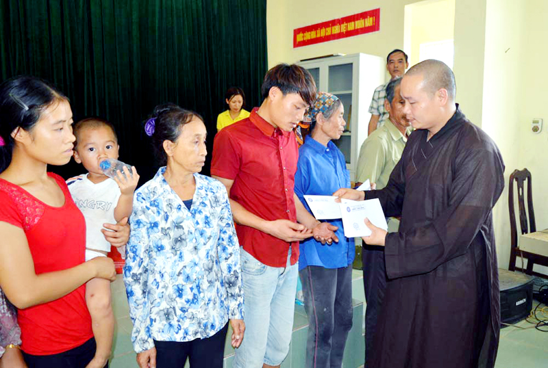 Đại đức Thích Như Minh, trụ trì chùa Linh Ứng (TX Đông Triều) trao hỗ trợ cho người dân thôn Tân Lập, xã Quan Lạn (Vân Đồn).