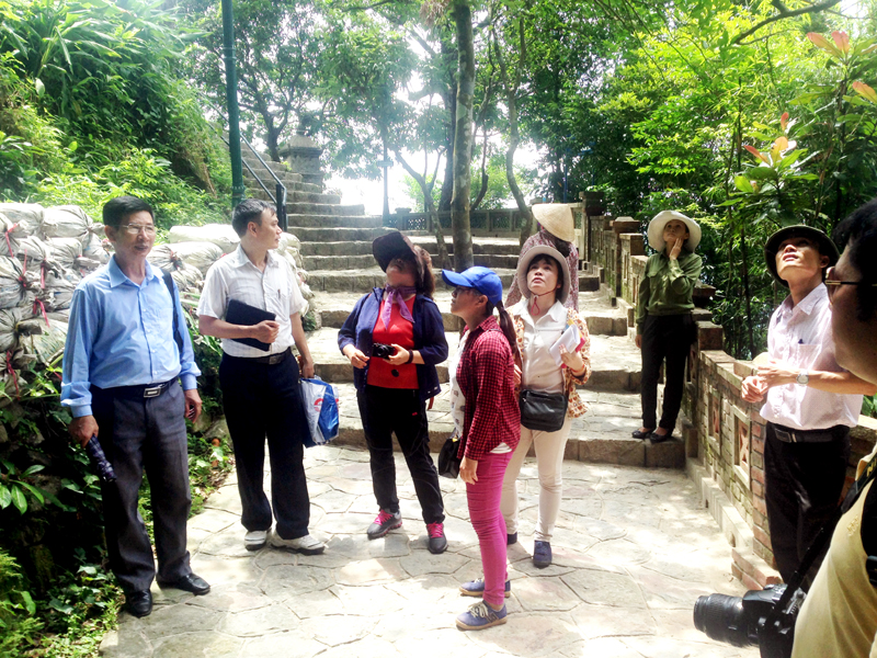 GS Hea Un Rii (thứ ba, trái sang), Chủ tịch Tổ chức ICOMOS Hàn Quốc cùng đoàn cán bộ khảo sát thực địa tại Yên Tử, ngày 14-8-2015. Ảnh: Nguyễn Trung Hà (CTV)
