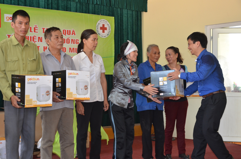 Big C trao 450 nồi cơm điện cho người dân Quảng Ninh bị mưa lụt