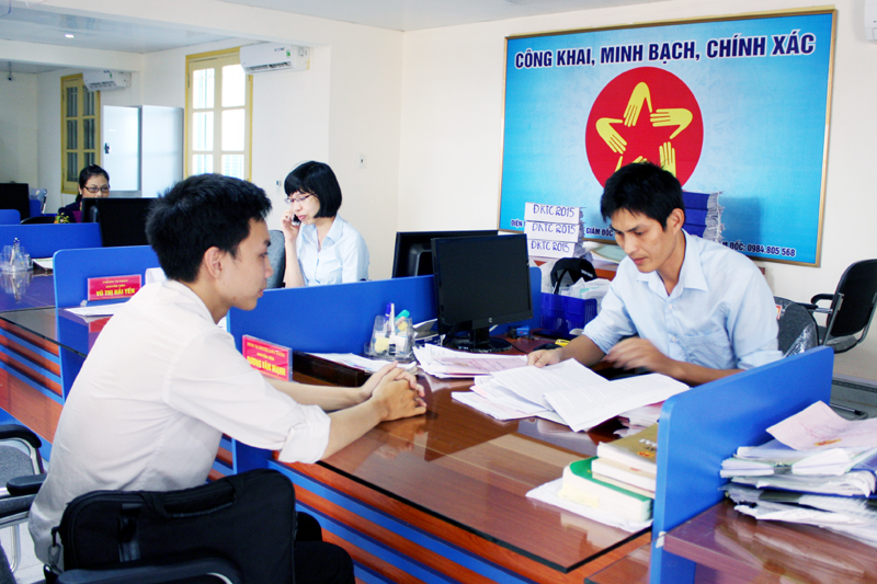 Cán bộ Trung tâm HCC thị xã Quảng Yên hướng dẫn người dân giải quyết thủ tục hành chính.