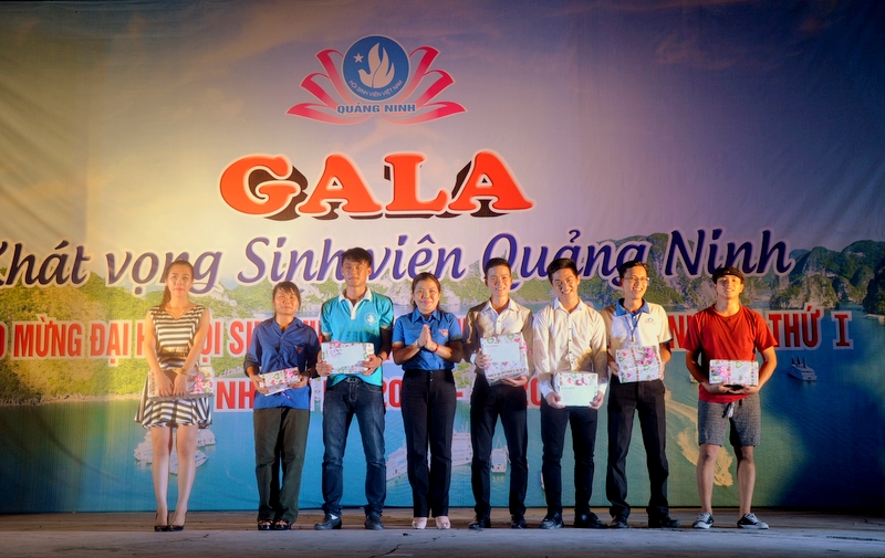 Ban Tổ chức trao giải cho các phần thi Tài năng sinh viên.