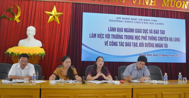 Lãnh đạo Sở GD&ĐT đã trực tiếp giải đáp một số thắc mắc, kiến nghị của giáo viên Trường THPT chuyên Hạ Long.